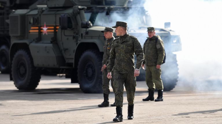 Военнослужащие в Москве готовят военную технику к ночной репетиции парада к 76-й годовщине Победы в Великой Отечественной войне Военнослужащие в Москве готовят военную технику к ночной репетиции парада к 76-й годовщине Победы в Великой Отечественной войне