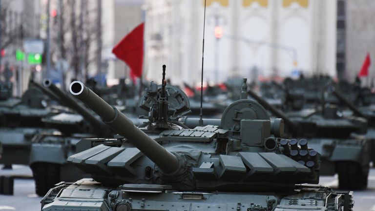 Танк Т-72Б3 на репетиции парада к 76-й годовщине Победы в Великой Отечественной войне Танк Т-72Б3 на репетиции парада к 76-й годовщине Победы в Великой Отечественной войне