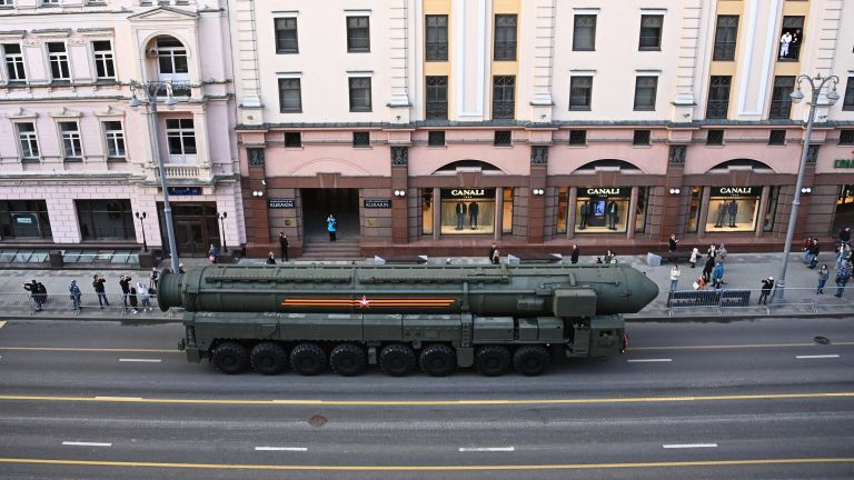 Автономная пусковая установка ПГРК Ярс на репетиции парада к 76-й годовщине Победы в Великой Отечественной войне на Тверской улице в Москве Автономная пусковая установка ПГРК Ярс на репетиции парада к 76-й годовщине Победы в Великой Отечественной войне на Тверской улице в Москве