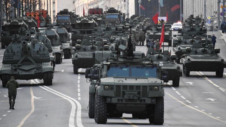На первом плане - бронеавтомобиль КамАЗ 4386 Тайфун на репетиции парада к 76-й годовщине Победы в Великой Отечественной войне на Тверской улице в Москве На первом плане - бронеавтомобиль КамАЗ 4386 Тайфун на репетиции парада к 76-й годовщине Победы в Великой Отечественной войне на Тверской улице в Москве