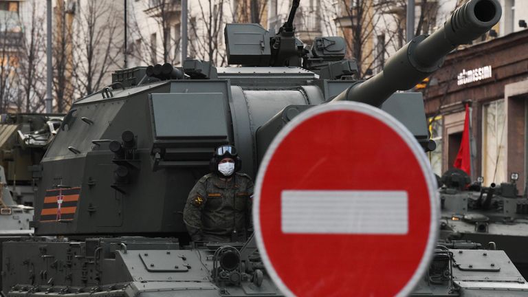 Военнослужащий на репетиции парада к 76-й годовщине Победы в Великой Отечественной войне на Тверской улице в Москве Военнослужащий на репетиции парада к 76-й годовщине Победы в Великой Отечественной войне на Тверской улице в Москве