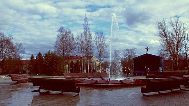 Природный фонтан с минеральной водой на территории курорта Старая Русса