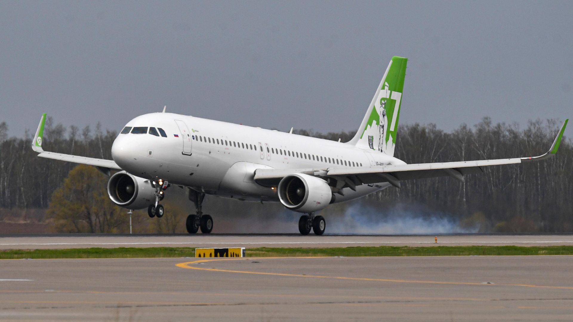 Посадка самолета Airbus A320 авиакомпании S7 Airlines в новой ливрее в аэропорту Домодедово Посадка самолета Airbus A320 авиакомпании S7 Airlines в новой ливрее в аэропорту Домодедово - РИА Новости, 1920, 08.07.2021