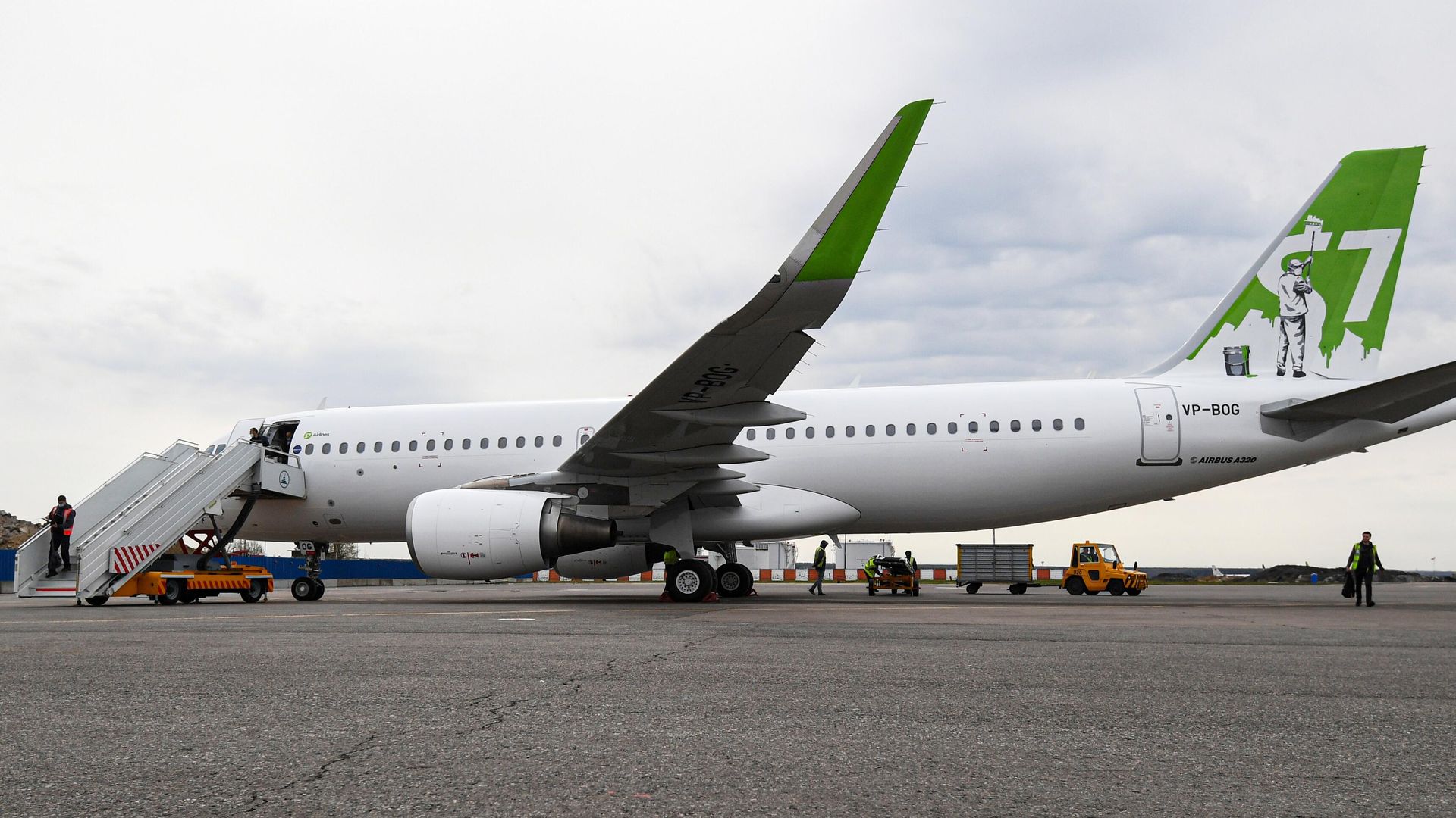 Самолет Airbus A320 авиакомпании S7 Airlines в новой ливрее в аэропорту Домодедово Самолет Airbus A320 авиакомпании S7 Airlines в новой ливрее в аэропорту Домодедово - РИА Новости, 1920, 18.05.2021