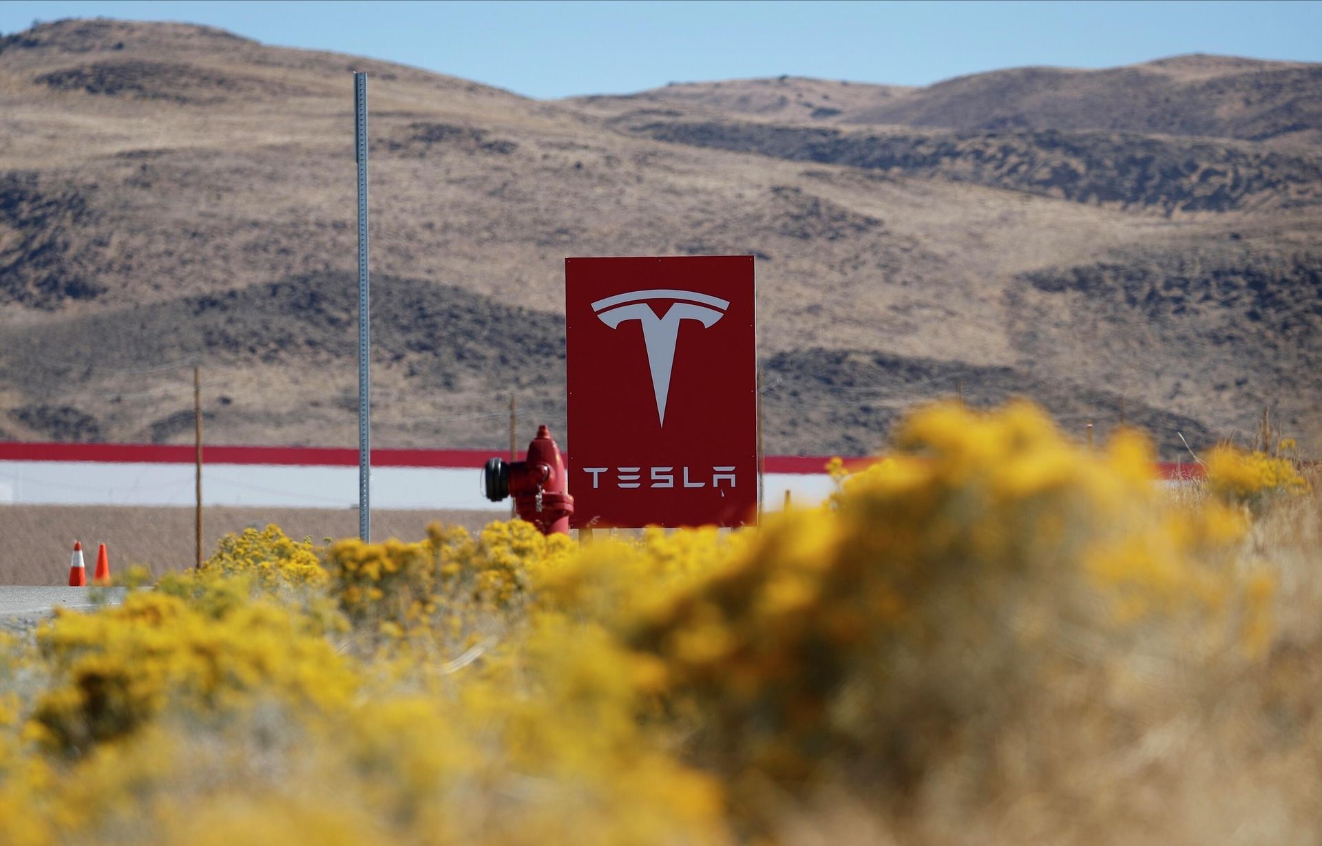 Вывеска завода Tesla Gigafactory в штате Невада - РИА Новости, 1920, 23.07.2025