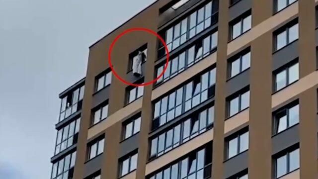 Девочка спасается от пожара на карнизе 17-го этажа Девочка спасается от пожара на карнизе 17-го этажа - РИА Новости, 1920, 30.04.2021