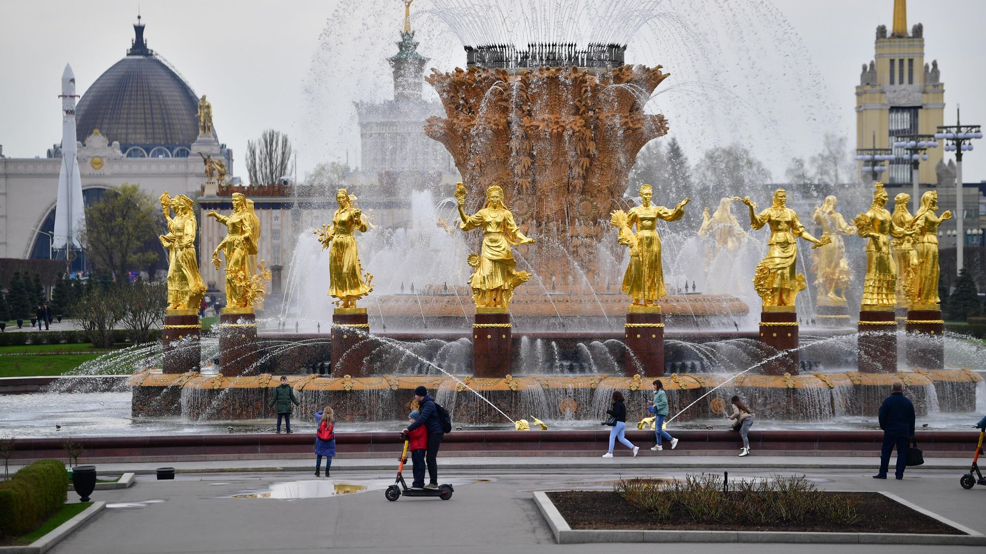 Отдыхающие у фонтана Дружба народов на ВДНХ Отдыхающие у фонтана Дружба народов на ВДНХ - РИА Новости, 1920, 03.04.2024