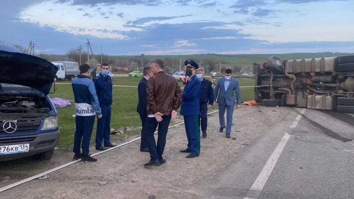 Сотрудники прокуратуры РФ у автомобиля, пострадавшего в результате ДТП ДТП на 535-м километре автодороги Астрахань - Ставрополь Сотрудники прокуратуры РФ у автомобиля, пострадавшего в результате ДТП ДТП на 535-м километре автодороги Астрахань - Ставрополь - РИА Новости, 1920, 02.05.2021