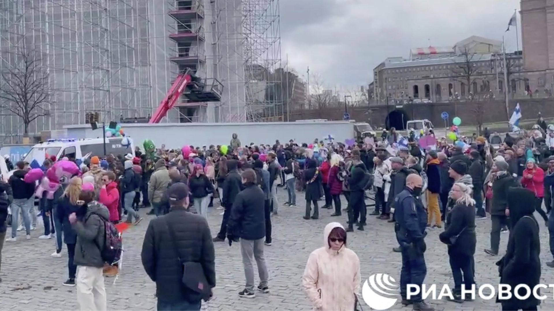 Протест из-за COVID-ограничений в Хельсинки, Финляндия. Кадр видео Протест из-за COVID-ограничений в Хельсинки, Финляндия. Кадр видео - РИА Новости, 1920, 01.05.2021