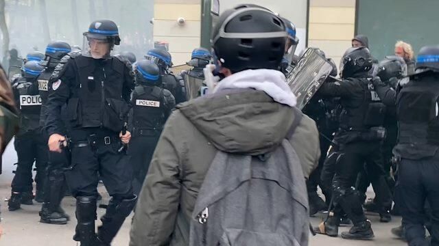 Парижская полиция применила слезоточивый газ Парижская полиция применила слезоточивый газ - РИА Новости, 1920, 01.05.2021