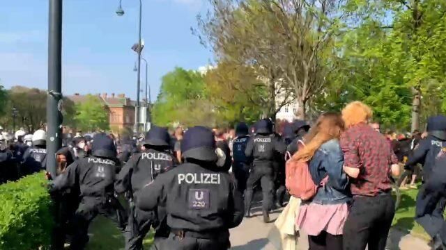 Полиция Вены разгоняет демонстрантов слезоточивым газом Полиция Вены разгоняет демонстрантов слезоточивым газом - РИА Новости, 1920, 01.05.2021