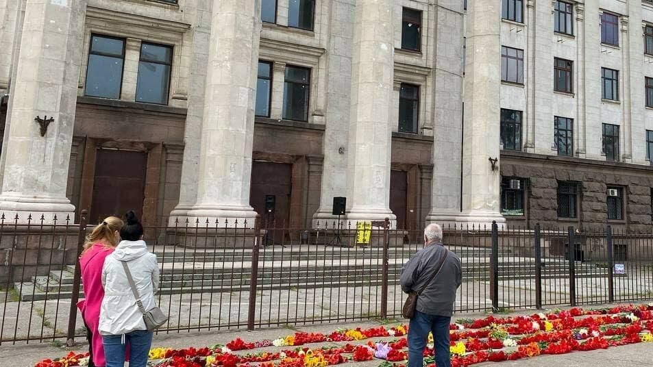 Одесситы несут цветы, венки и лампадки к Дому профсоюзов Одесситы несут цветы, венки и лампадки к Дому профсоюзов - РИА Новости, 1920, 13.03.2025