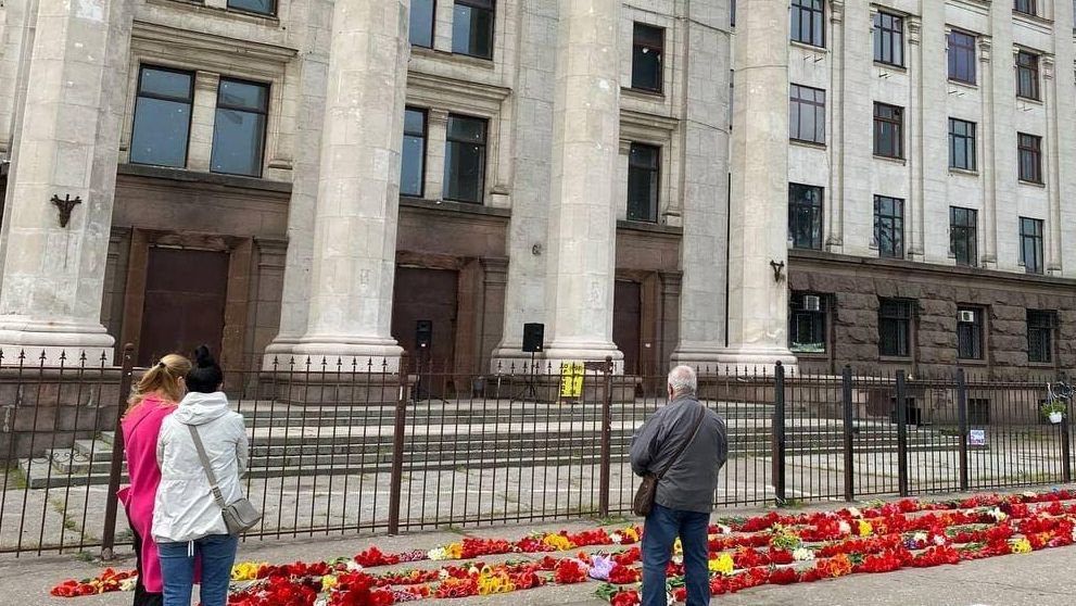Одесситы несут цветы, венки и лампадки к Дому профсоюзов Одесситы несут цветы, венки и лампадки к Дому профсоюзов - РИА Новости, 1920, 02.05.2022