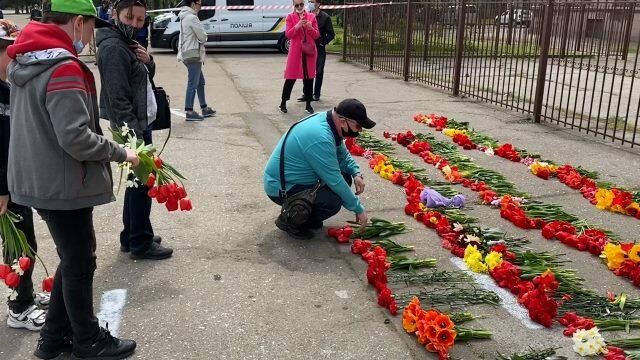 Жители Одессы несут цветы к Дому профсоюзов Жители Одессы несут цветы к Дому профсоюзов - РИА Новости, 1920, 02.05.2021