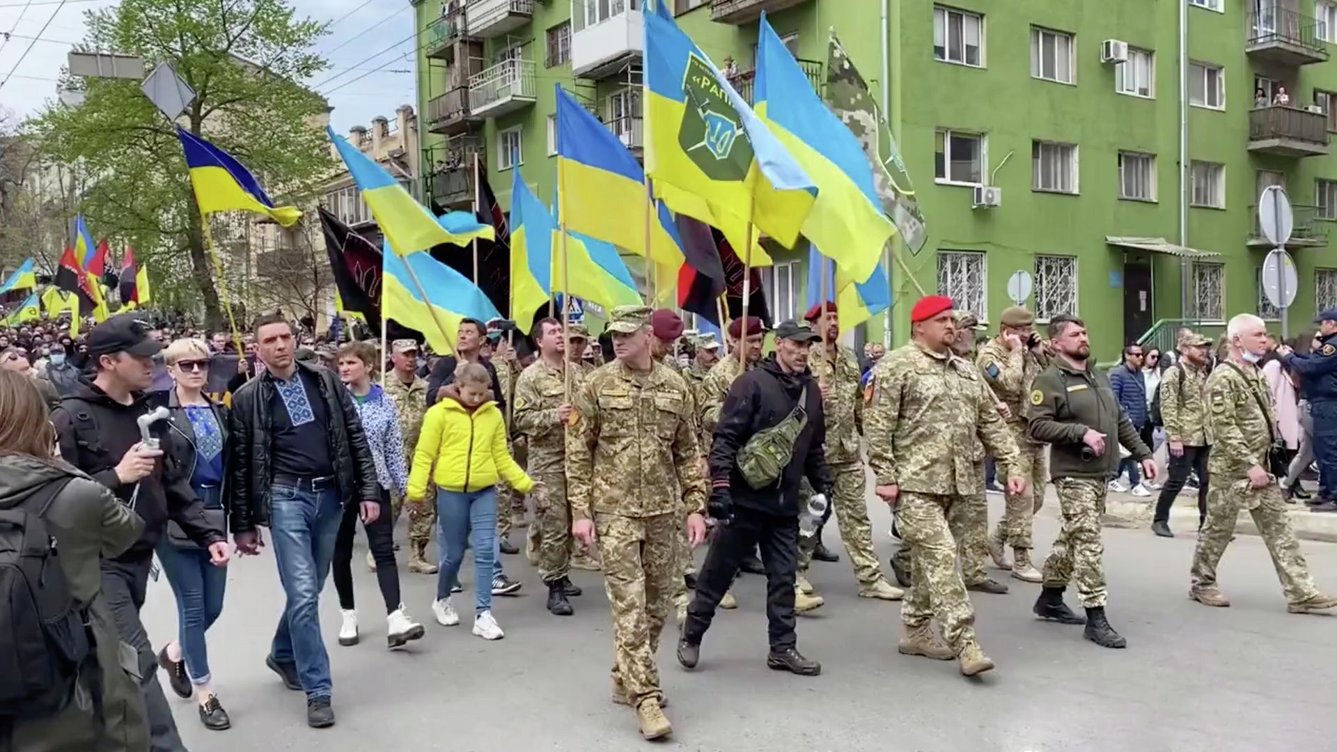 Украинские националисты во время шествия по случаю седьмой годовщины трагических событий в Одессе. Кадр из видео Украинские националисты во время шествия по случаю седьмой годовщины трагических событий в Одессе. Кадр из видео - РИА Новости, 1920, 02.05.2021
