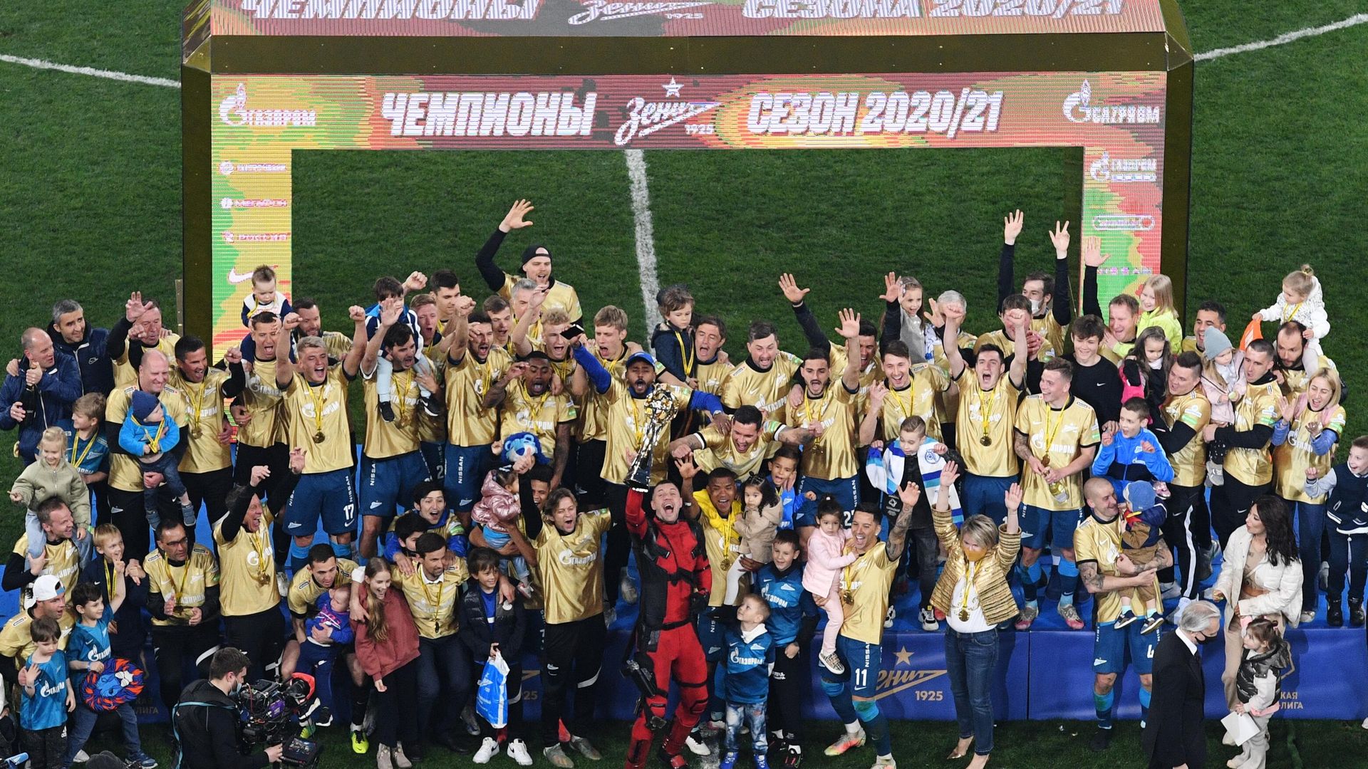 Награждение игроков ФК Зенит - чемпионов России по футболу Награждение игроков ФК Зенит - чемпионов России по футболу - РИА Новости, 1920, 02.05.2021