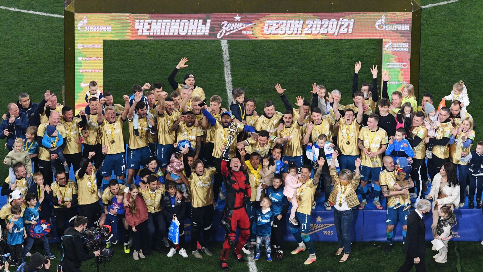 Награждение игроков ФК Зенит - чемпионов России по футболу Награждение игроков ФК Зенит - чемпионов России по футболу - РИА Новости, 1920, 02.05.2021