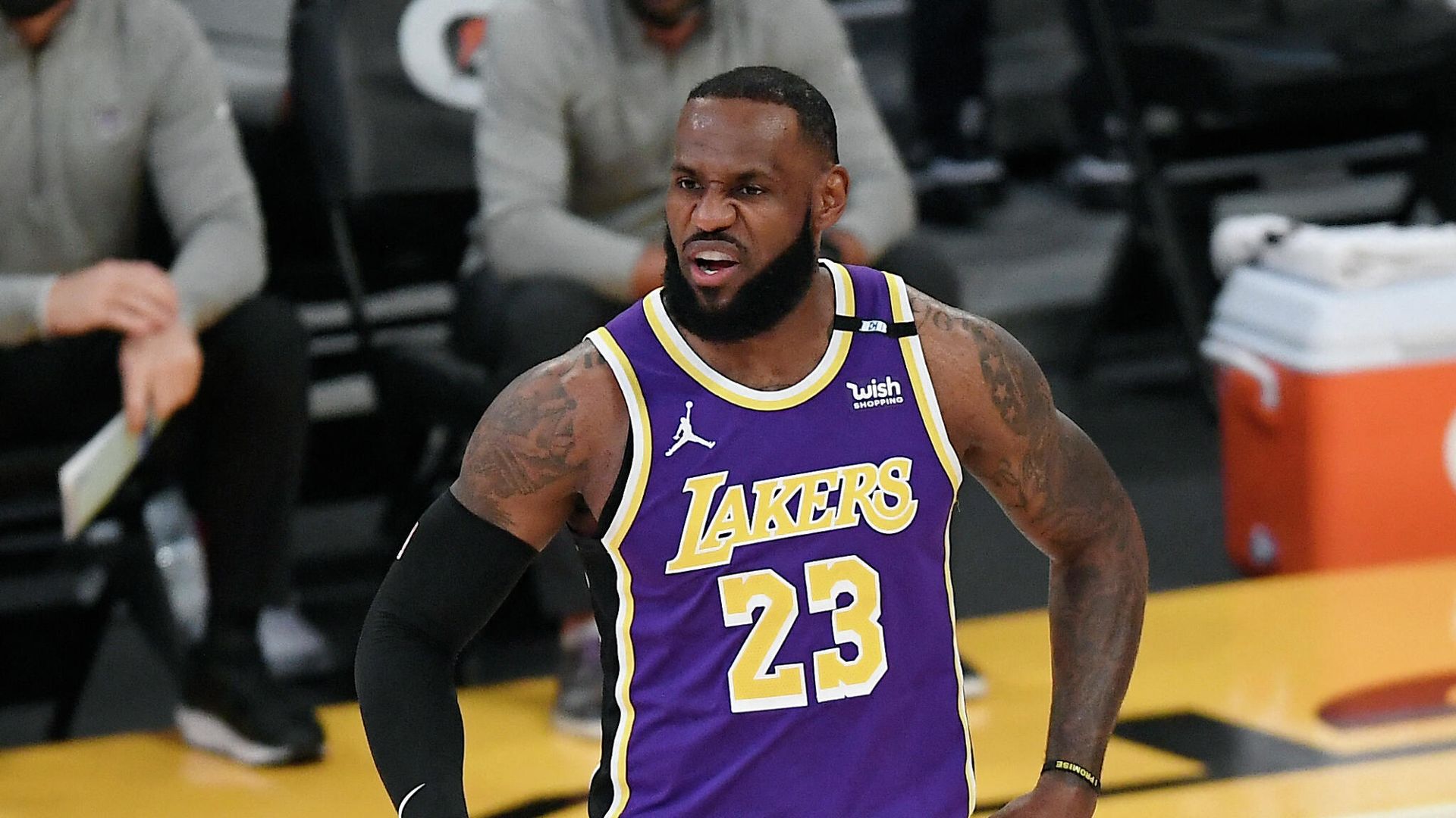 LOS ANGELES, CA - APRIL 30: LeBron James #23 of the Los Angeles Lakers reacts during the first half against the Sacramento Kings at Staples Center on April 30, 2021 in Los Angeles, California. NOTE TO USER: User expressly acknowledges and agrees that, by downloading and or using this photograph, User is consenting to the terms and conditions of the Getty Images License Agreement. Kevork Djansezian/Getty Images/AFP (Photo by KEVORK DJANSEZIAN / GETTY IMAGES NORTH AMERICA / Getty Images via AFP) LOS ANGELES, CA - APRIL 30: LeBron James #23 of the Los Angeles Lakers reacts during the first half against the Sacramento Kings at Staples Center on April 30, 2021 in Los Angeles, California. NOTE TO USER: User expressly acknowledges and agrees that, by downloading and or using this photograph, User is consenting to the terms and conditions of the Getty Images License Agreement. Kevork Djansezian/Getty Images/AFP (Photo by KEVORK DJANSEZIAN / GETTY IMAGES NORTH AMERICA / Getty Images via AFP) - РИА Новости, 1920, 03.05.2021