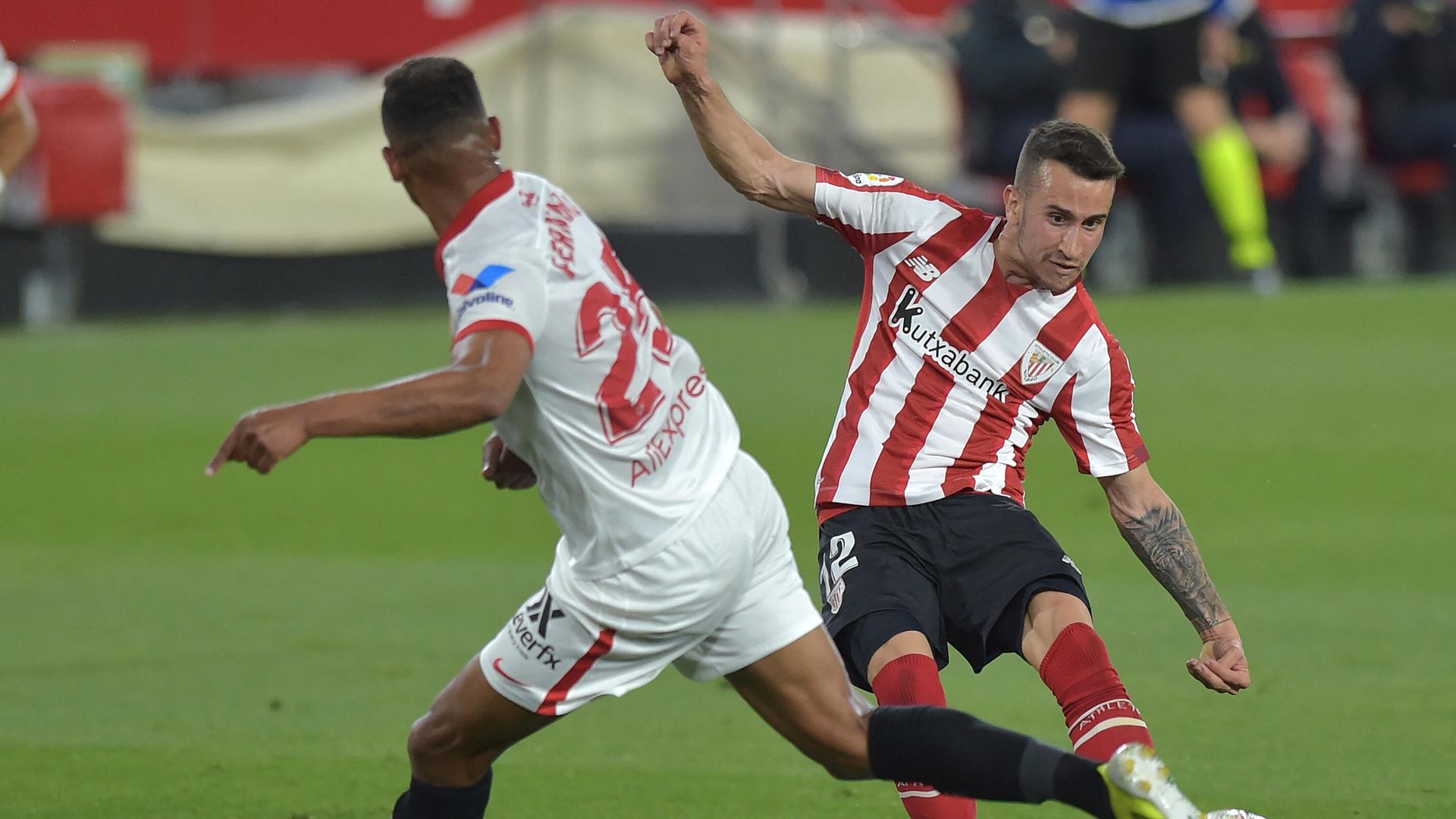 Athletic Bilbao's Spanish forward Alex Berenguer (R) fights for the ball with Sevilla's Brazilian midfielder Fernando during the Spanish League football match between Sevilla and Athletic Bilbao at the Ramon Sanchez Pizjuan stadium in Seville on May 3, 2021. (Photo by CRISTINA QUICLER / AFP) Athletic Bilbao's Spanish forward Alex Berenguer (R) fights for the ball with Sevilla's Brazilian midfielder Fernando during the Spanish League football match between Sevilla and Athletic Bilbao at the Ramon Sanchez Pizjuan stadium in Seville on May 3, 2021. (Photo by CRISTINA QUICLER / AFP) - РИА Новости, 1920, 04.05.2021