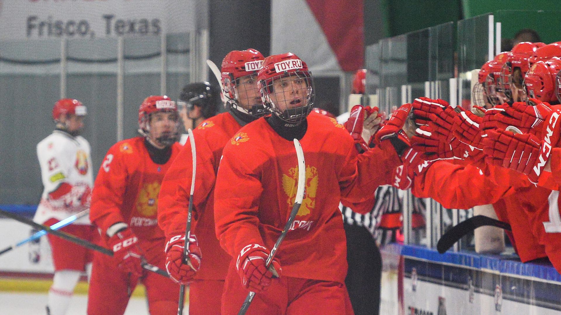 PLANO, TX USA - MAY 3: Russia's Danila Yurov #25 celebrates his first period goal against Belarus with teammates at the players’ bench quarterfinal round action at the 2021 IIHF Ice Hockey U18 World Championship at Children's Health StarCenter on May 3, 2021 in Plano, TX USA. (Photo by Ryan McCullough/HHOF-IIHF Images) PLANO, TX USA - MAY 3: Russia's Danila Yurov #25 celebrates his first period goal against Belarus with teammates at the players’ bench quarterfinal round action at the 2021 IIHF Ice Hockey U18 World Championship at Children's Health StarCenter on May 3, 2021 in Plano, TX USA. (Photo by Ryan McCullough/HHOF-IIHF Images) - РИА Новости, 1920, 04.05.2021