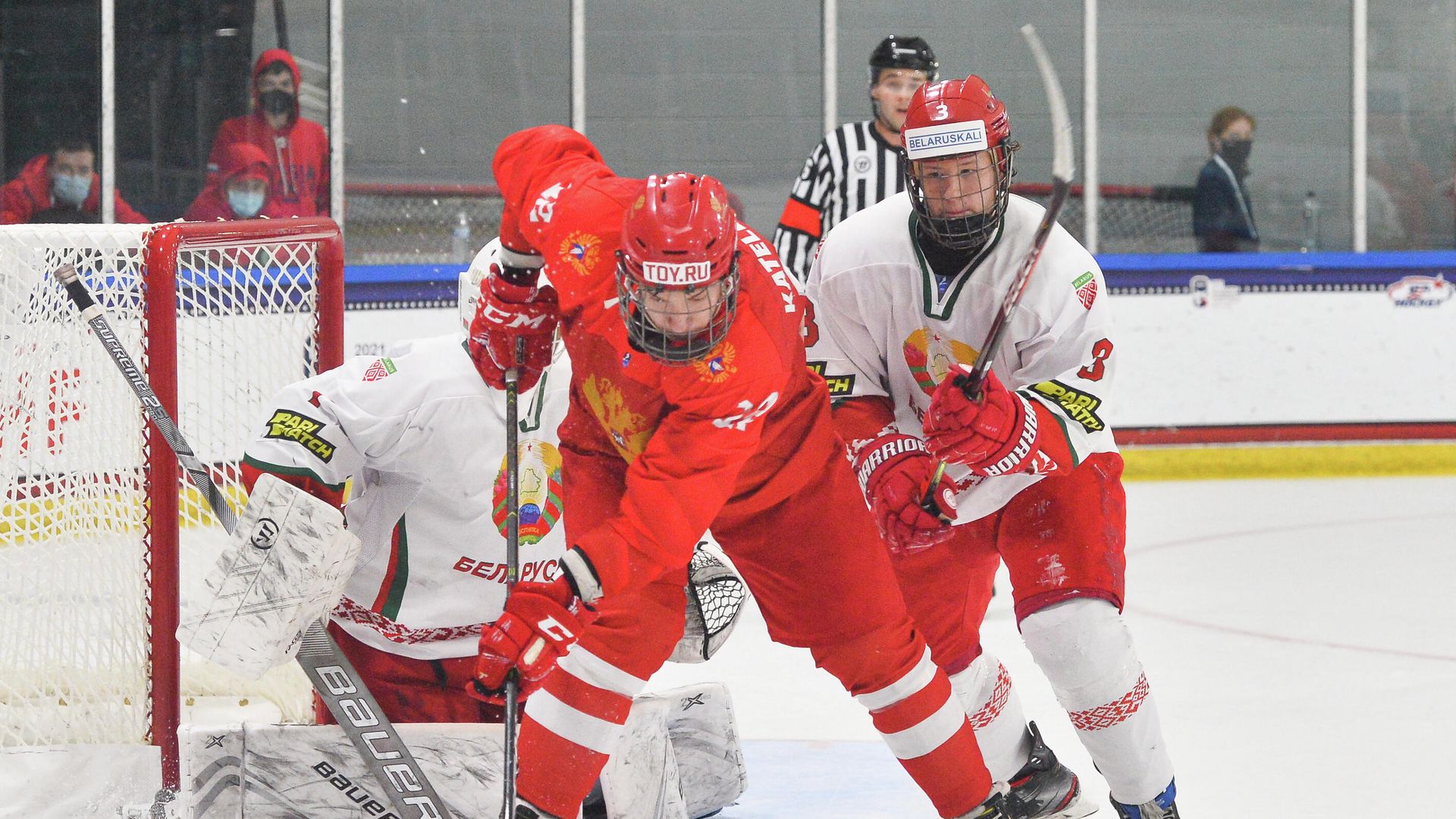 PLANO, TX USA - MAY 3: Russia's Dmitri Katelevski #12 controls the puck against Belarus's Maxim Sushinski #3 in quarterfinal round action at the 2021 IIHF Ice Hockey U18 World Championship at Children's Health StarCenter on May 3, 2021 in Plano, TX USA. (Photo by Ryan McCullough/HHOF-IIHF Images) - РИА Новости, 1920, 03.05.2021