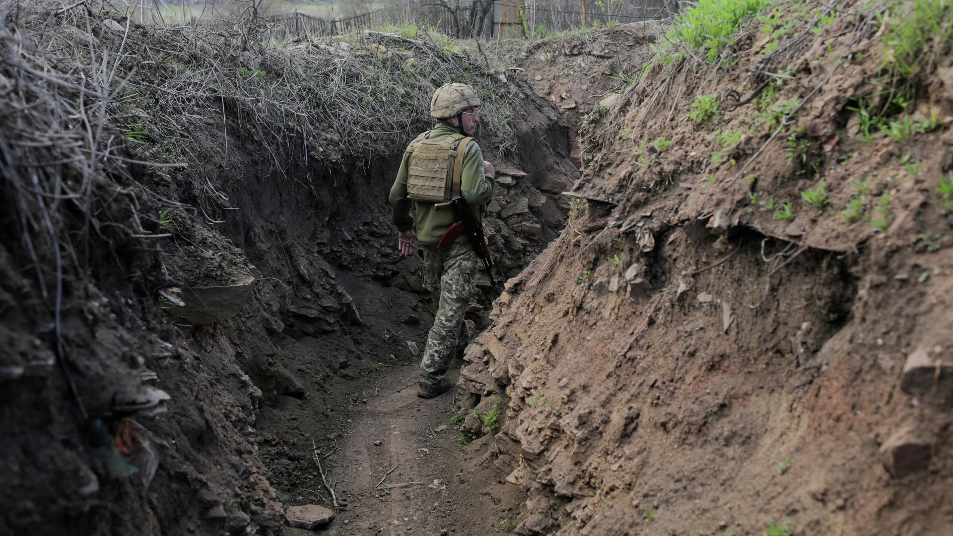 Украинский военный в районе линии соприкосновения в Донецкой области Украинский военный в районе линии соприкосновения в Донецкой области - РИА Новости, 1920, 04.05.2021