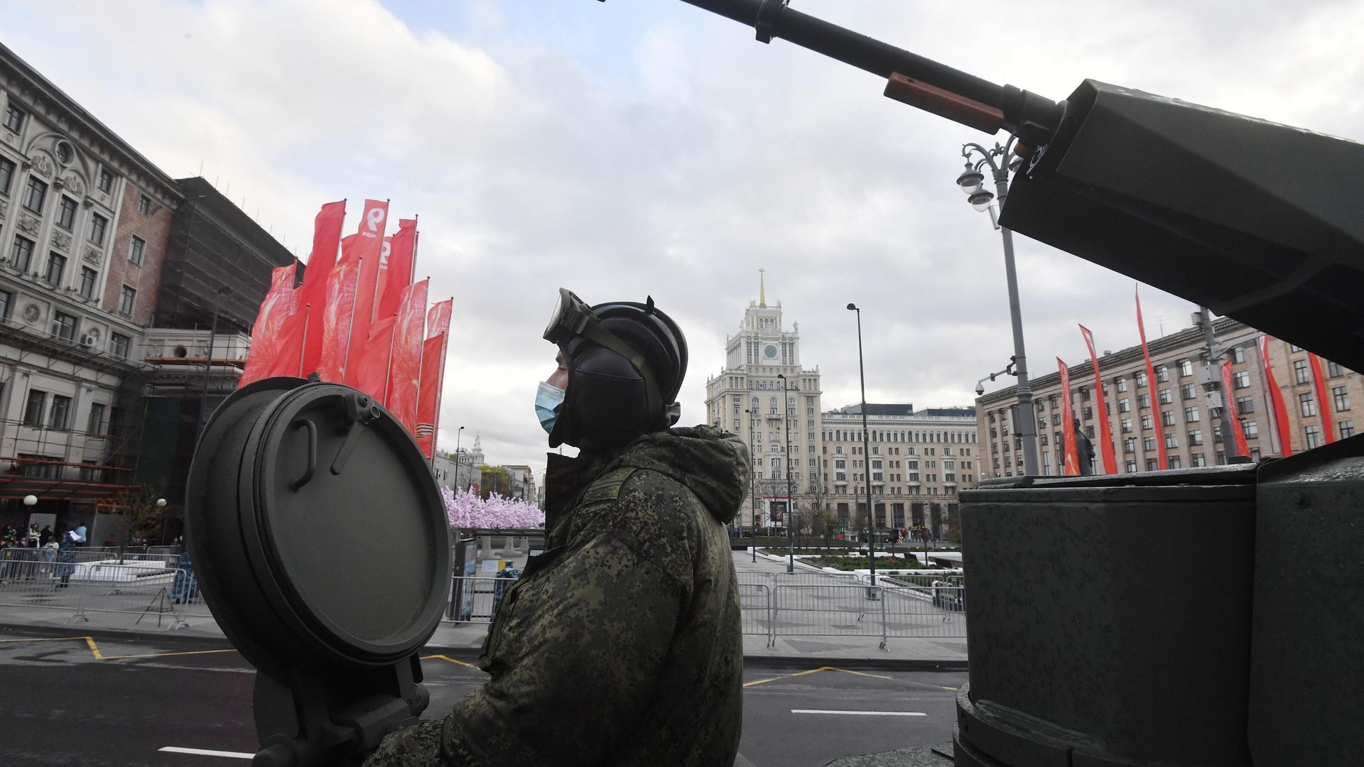 Военнослужащий на броне танка на площади Маяковского в Москве перед началом ночной репетиции парада к 76-й годовщине Победы в Великой Отечественной войне Военнослужащий на броне танка на площади Маяковского в Москве перед началом ночной репетиции парада к 76-й годовщине Победы в Великой Отечественной войне - РИА Новости, 1920, 07.05.2021