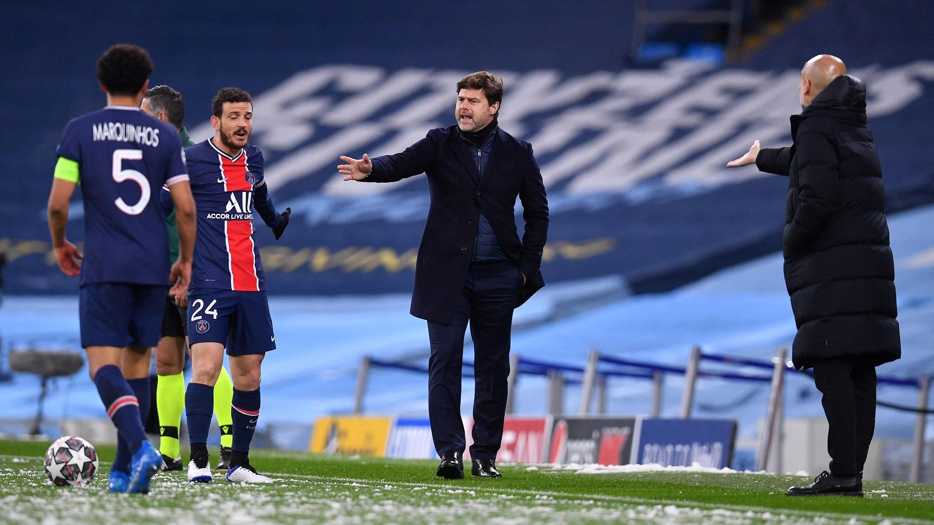 Paris Saint-Germain's Argentinian head coach Mauricio Pochettino (C) and Manchester City's Spanish manager Pep Guardiola (R) shout at the players during the UEFA Champions League second leg semi-final football match between Manchester City and Paris Saint-Germain (PSG) at the Etihad Stadium in Manchester, north west England, on May 4, 2021. (Photo by Paul ELLIS / AFP) - РИА Новости, 1920, 05.05.2021