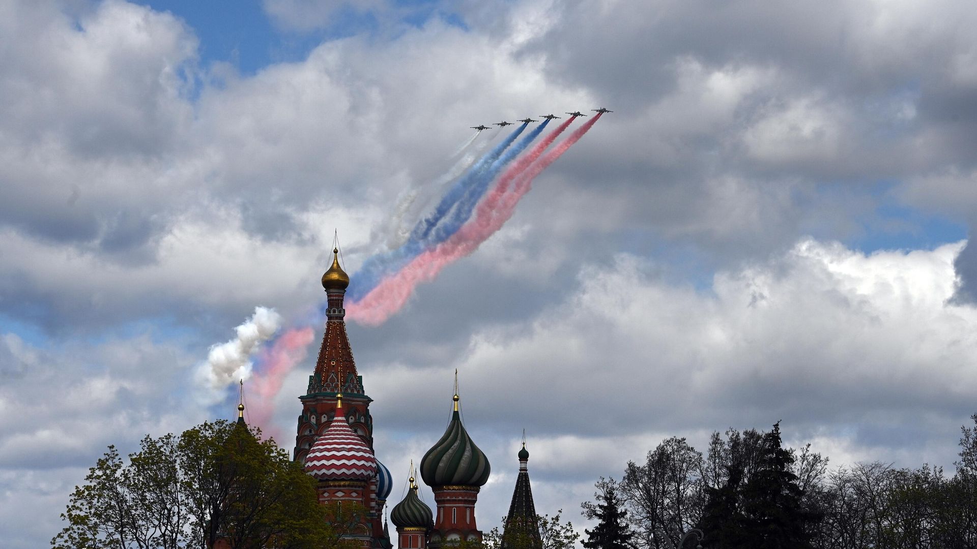 Самолеты-буксировщики мишеней Су-25БМ во время репетиции воздушной части парада в честь 76-летия Победы в Великой Отечественной войне в Москве - РИА Новости, 1920, 08.05.2021