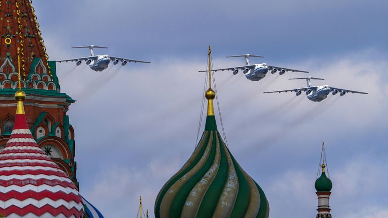 Тяжелые транспортные самолеты Ил-76 в небе во время репетиции воздушной части парада в честь 76-летия Победы в Великой Отечественной войне в Москве Тяжелые транспортные самолеты Ил-76 в небе во время репетиции воздушной части парада в честь 76-летия Победы в Великой Отечественной войне в Москве