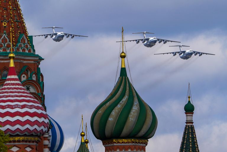 Тяжелые транспортные самолеты Ил-76 в небе во время репетиции воздушной части парада в честь 76-летия Победы в Великой Отечественной войне в Москве