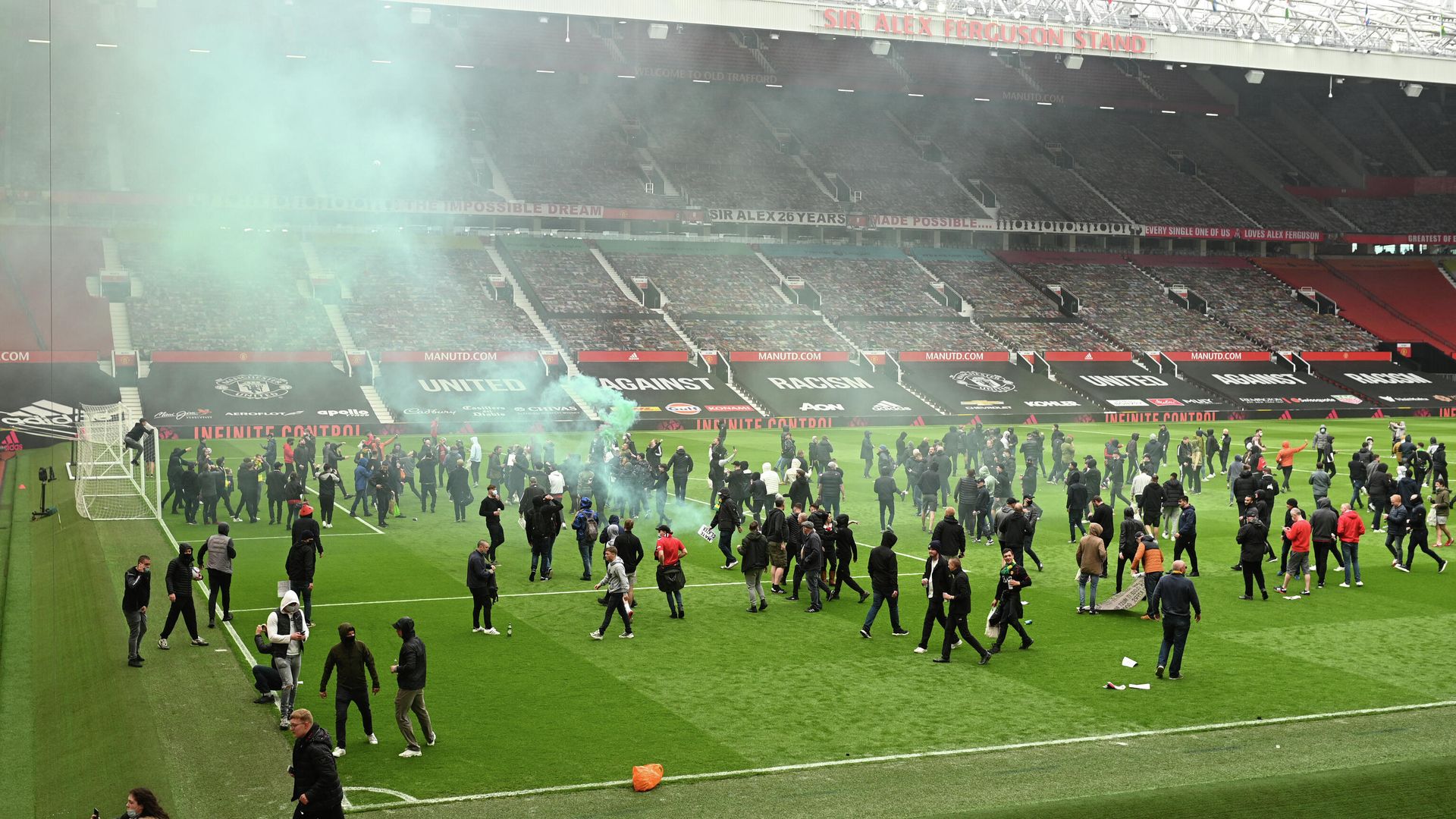 Supporters protest against Manchester United's owners, inside English Premier League club Manchester United's Old Trafford stadium in Manchester, north west England on May 2, 2021, ahead of their English Premier League fixture against Liverpool. - Manchester United were one of six Premier League teams to sign up to the breakaway European Super League tournament. But just 48 hours later the Super League collapsed as United and the rest of the English clubs pulled out. (Photo by Oli SCARFF / AFP) Supporters protest against Manchester United's owners, inside English Premier League club Manchester United's Old Trafford stadium in Manchester, north west England on May 2, 2021, ahead of their English Premier League fixture against Liverpool. - Manchester United were one of six Premier League teams to sign up to the breakaway European Super League tournament. But just 48 hours later the Super League collapsed as United and the rest of the English clubs pulled out. (Photo by Oli SCARFF / AFP) - РИА Новости, 1920, 05.05.2021