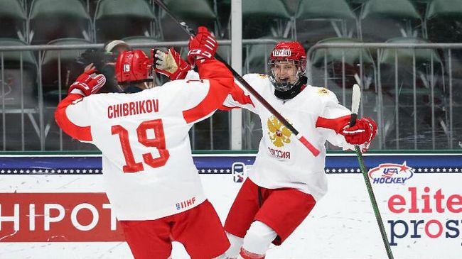 Игрок юниорской сборной России по хоккею.