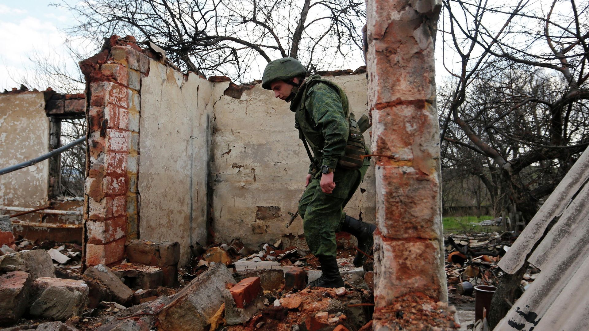 Военнослужащий ЛНР на линии соприкосновения в Луганской области Военнослужащий ЛНР на линии соприкосновения в Луганской области - РИА Новости, 1920, 08.05.2021