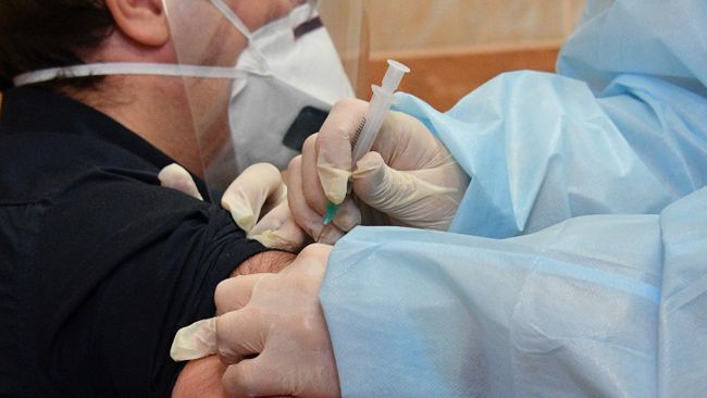 Медицинский работник минской городской поликлиники No 28 проводит вакцинацию добровольцев от COVID-19 российским препаратом Спутник V Медицинский работник минской городской поликлиники No 28 проводит вакцинацию добровольцев от COVID-19 российским препаратом Спутник V