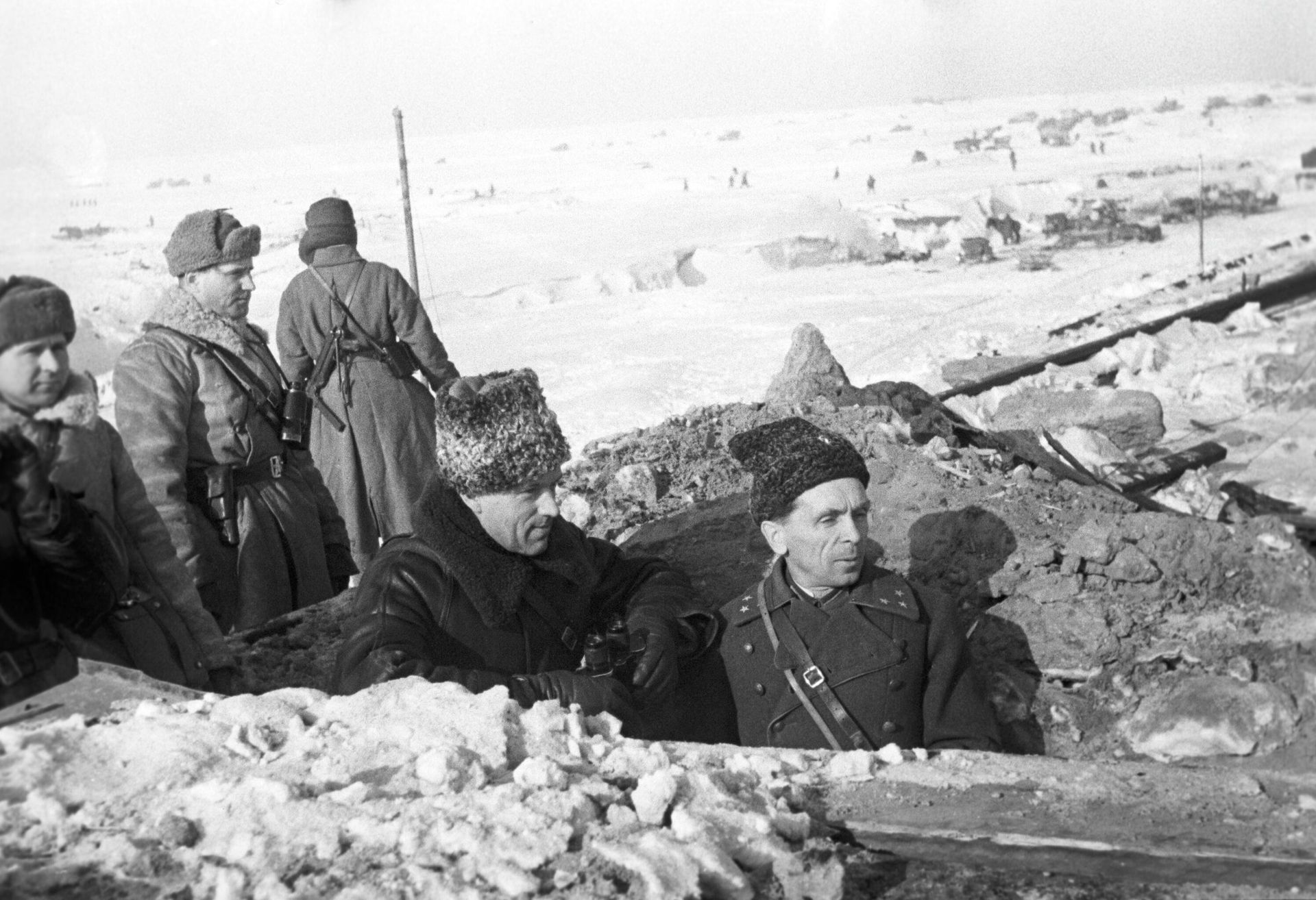 Сталинградская битва. Командующий Донским фронтом генерал-лейтенант Константин Константинович Рокоссовский (слева) и командующий 65-й армией Донского фронта генерал-лейтенант Павел Иванович Батов наблюдают на наступлением советских войск. Декабрь 1942 года