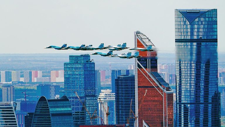 Строй тактическое крыло из истребителей Су-30СМ, Су-35С и бомбардировщиков Су-34 пролетает над деловым центром Москва-сити во время генеральной репетиции воздушной части парада Победы в Москве Строй тактическое крыло из истребителей Су-30СМ, Су-35С и бомбардировщиков Су-34 пролетает над деловым центром Москва-сити во время генеральной репетиции воздушной части парада Победы в Москве