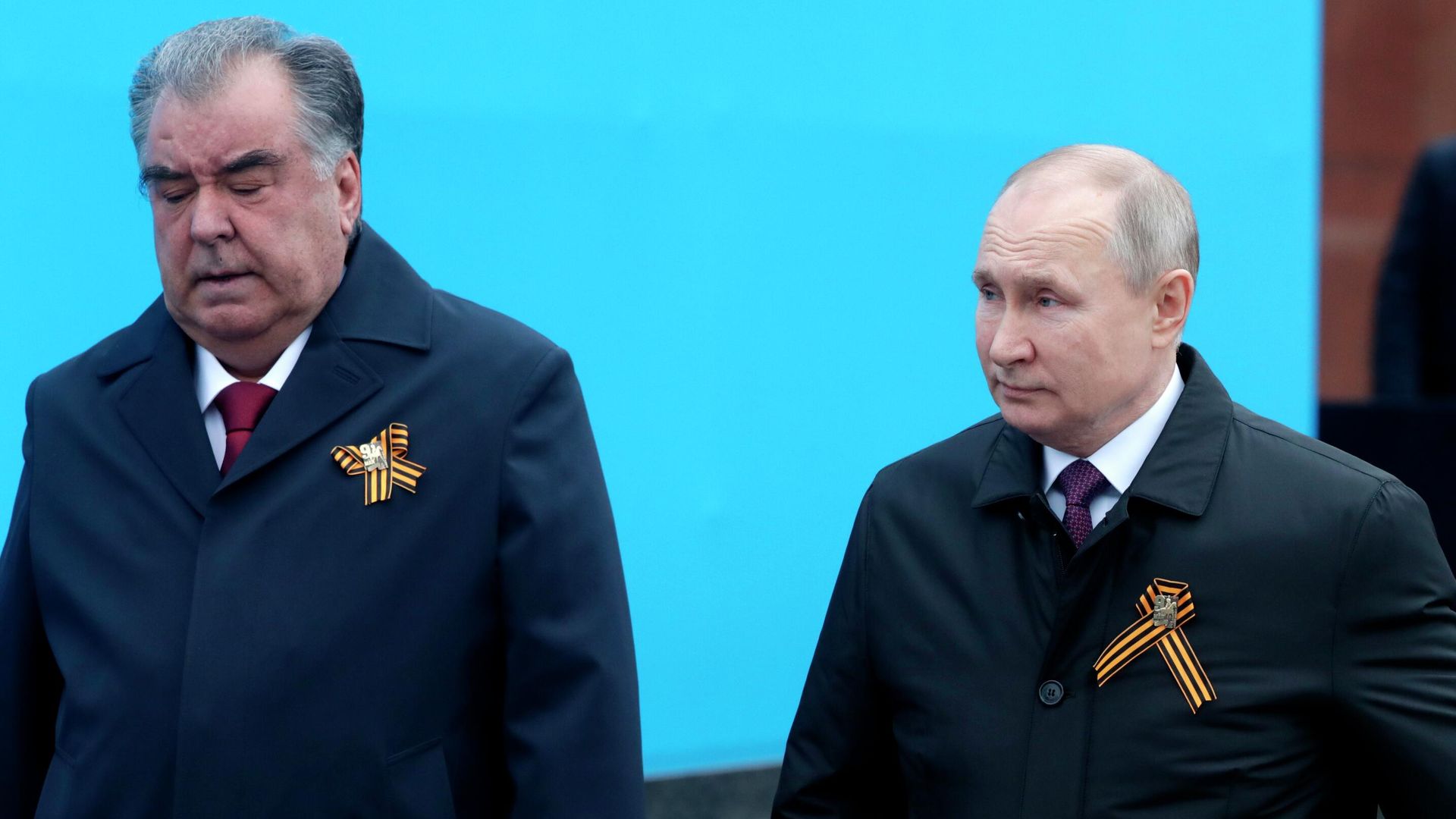 Президент РФ Владимир Путин и президент Республики Таджикистан Эмомали Рахмон на Красной площади в Москве Президент РФ Владимир Путин и президент Республики Таджикистан Эмомали Рахмон на Красной площади в Москве - РИА Новости, 1920, 05.05.2023