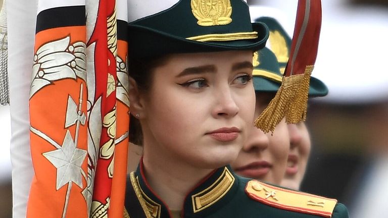 Девушка-курсантка перед началом военного парада в честь 76-й годовщины Победы в Великой Отечественной войне в Москве Девушка-курсантка перед началом военного парада в честь 76-й годовщины Победы в Великой Отечественной войне в Москве