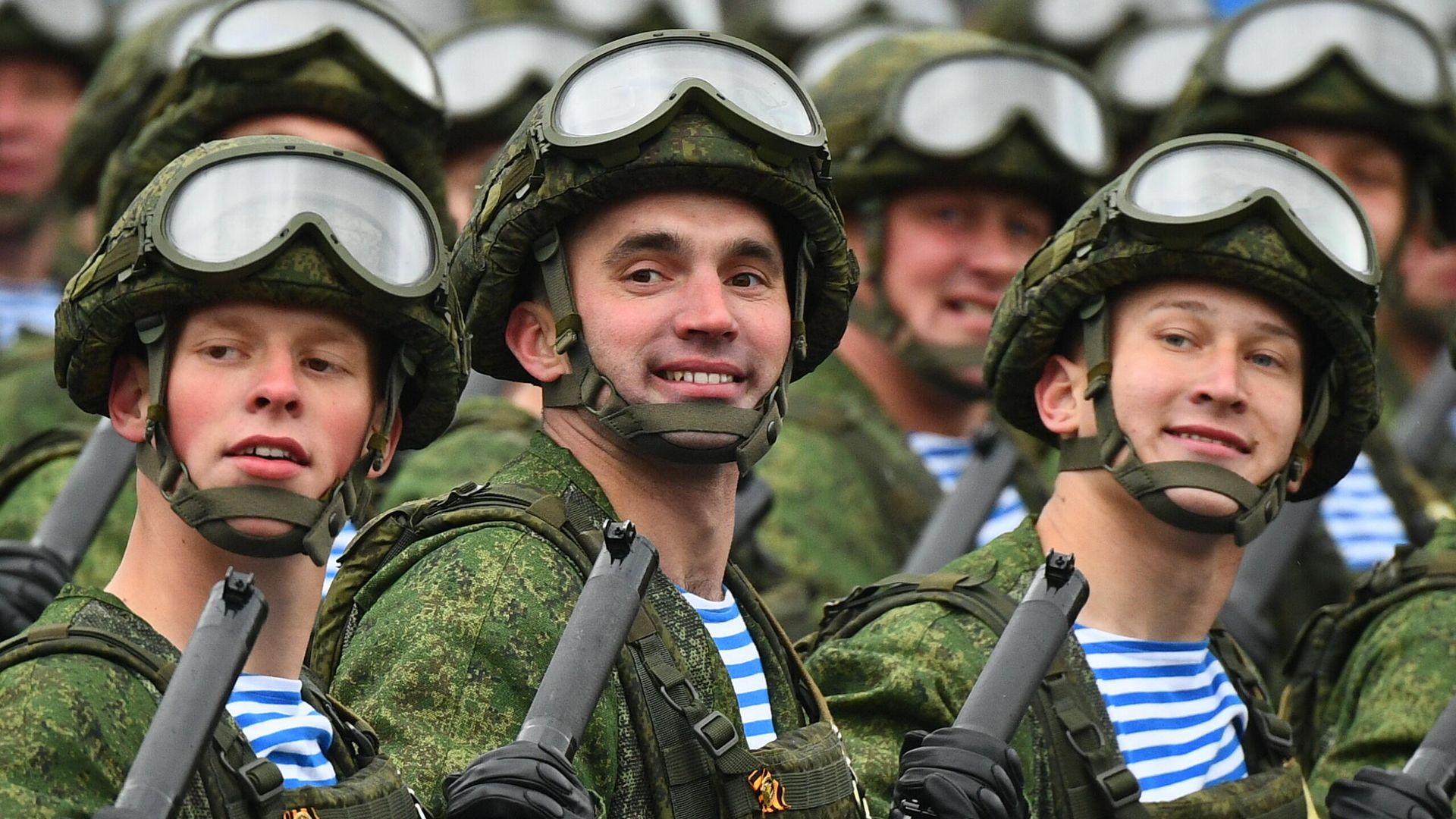 Военнослужащие воздушно-десантных войск на военном параде в честь 76-й годовщины Победы в Великой Отечественной войне в Москве Военнослужащие воздушно-десантных войск на военном параде в честь 76-й годовщины Победы в Великой Отечественной войне в Москве - РИА Новости, 1920, 06.09.2021