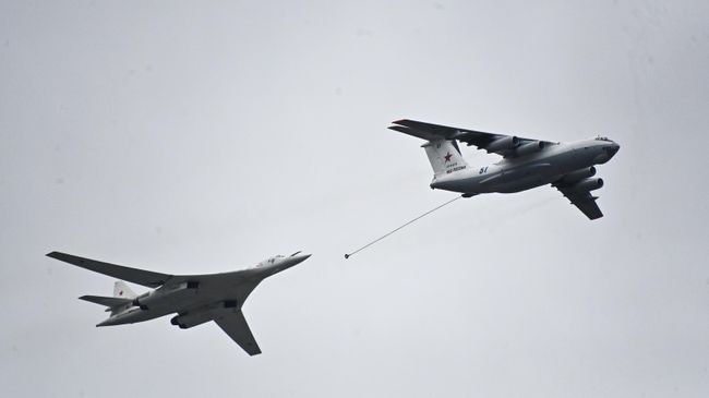 Самолет-заправщик Ил-78 и стратегический бомбардировщик-ракетоносец Ту-160 во время воздушной части парада в честь 76-й годовщины Победы в Великой Отечественной войне в Москве Самолет-заправщик Ил-78 и стратегический бомбардировщик-ракетоносец Ту-160 во время воздушной части парада в честь 76-й годовщины Победы в Великой Отечественной войне в Москве