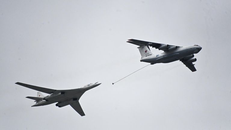 Самолет-заправщик Ил-78 и стратегический бомбардировщик-ракетоносец Ту-160 во время воздушной части парада в честь 76-й годовщины Победы в Великой Отечественной войне в Москве Самолет-заправщик Ил-78 и стратегический бомбардировщик-ракетоносец Ту-160 во время воздушной части парада в честь 76-й годовщины Победы в Великой Отечественной войне в Москве