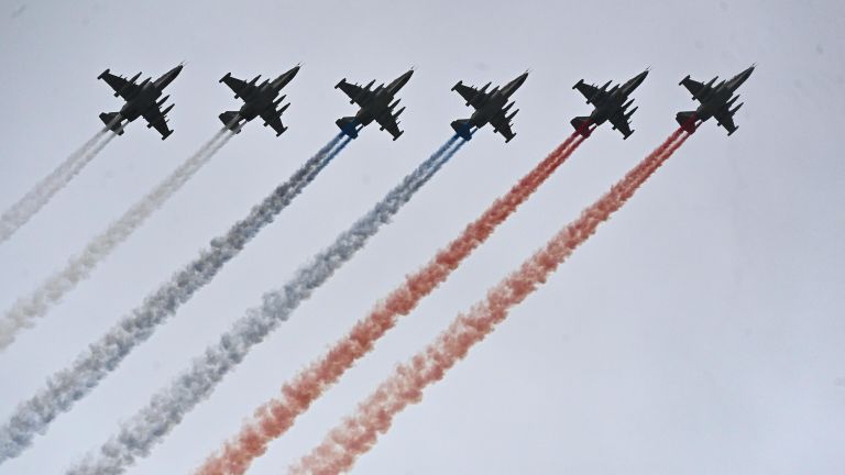 Самолеты-буксировщики мишеней Су-25БМ во время воздушной части парада в честь 76-й годовщины Победы в Великой Отечественной войне в Москве Самолеты-буксировщики мишеней Су-25БМ во время воздушной части парада в честь 76-й годовщины Победы в Великой Отечественной войне в Москве
