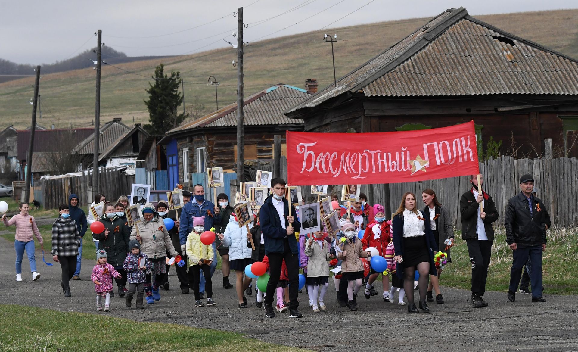 Участники акции Бессмертный полк во время празднования 76-й годовщины Победы в Великой Отечественной войне в деревне Лыткино Красноярского края - РИА Новости, 1920, 28.04.2026