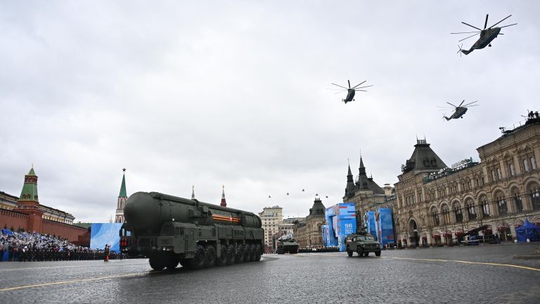 Автономная пусковая установка (АПУ) Ярс на военном параде в честь 76-й годовщины Победы в Великой Отечественной войне в Москве Автономная пусковая установка (АПУ) Ярс на военном параде в честь 76-й годовщины Победы в Великой Отечественной войне в Москве