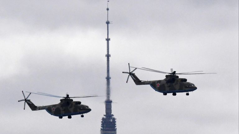 Тяжелые вертолеты Ми-26 во время воздушной части парада в честь 76-й годовщины Победы в Великой Отечественной войне в Москве Тяжелые вертолеты Ми-26 во время воздушной части парада в честь 76-й годовщины Победы в Великой Отечественной войне в Москве