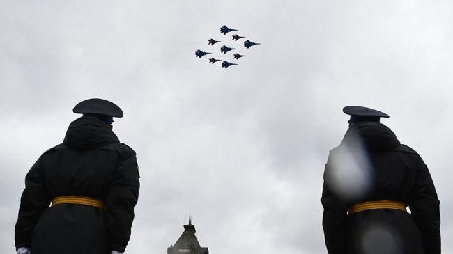 Строй кубинский бриллиант из истребителей МиГ-29 и Су-30СМ пилотажных групп Русские витязи и Стрижи пролетает над Красной площадью во время воздушной части парада в честь 76-й годовщины Победы в Великой Отечественной войне в Москве Строй кубинский бриллиант из истребителей МиГ-29 и Су-30СМ пилотажных групп Русские витязи и Стрижи пролетает над Красной площадью во время воздушной части парада в честь 76-й годовщины Победы в Великой Отечественной войне в Москве