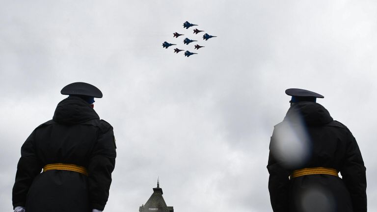 Строй кубинский бриллиант из истребителей МиГ-29 и Су-30СМ пилотажных групп Русские витязи и Стрижи пролетает над Красной площадью во время воздушной части парада в честь 76-й годовщины Победы в Великой Отечественной войне в Москве Строй кубинский бриллиант из истребителей МиГ-29 и Су-30СМ пилотажных групп Русские витязи и Стрижи пролетает над Красной площадью во время воздушной части парада в честь 76-й годовщины Победы в Великой Отечественной войне в Москве
