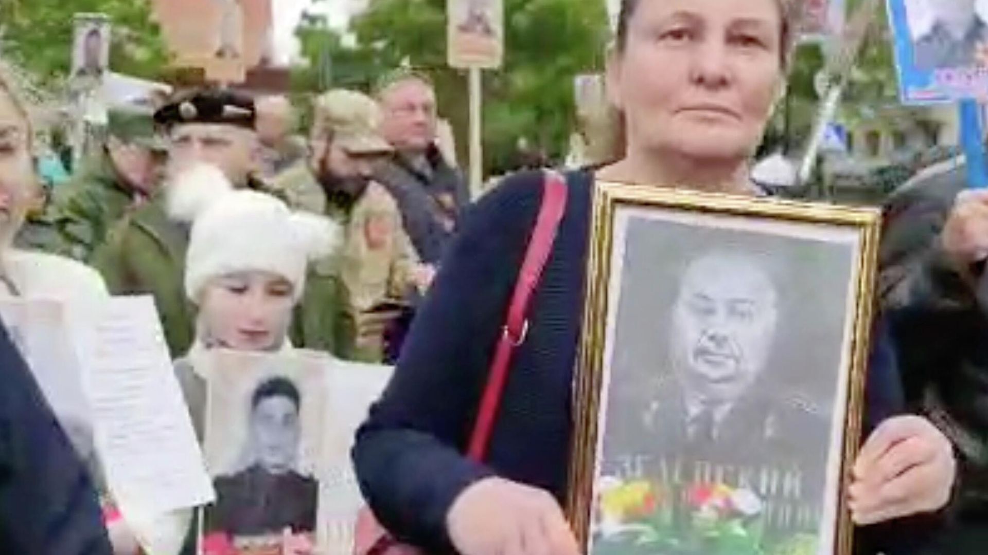 В строю Бессмертного полка в Донбассе пронесли портрет деда Зеленского В строю Бессмертного полка в Донбассе пронесли портрет деда Зеленского - РИА Новости, 1920, 09.05.2021