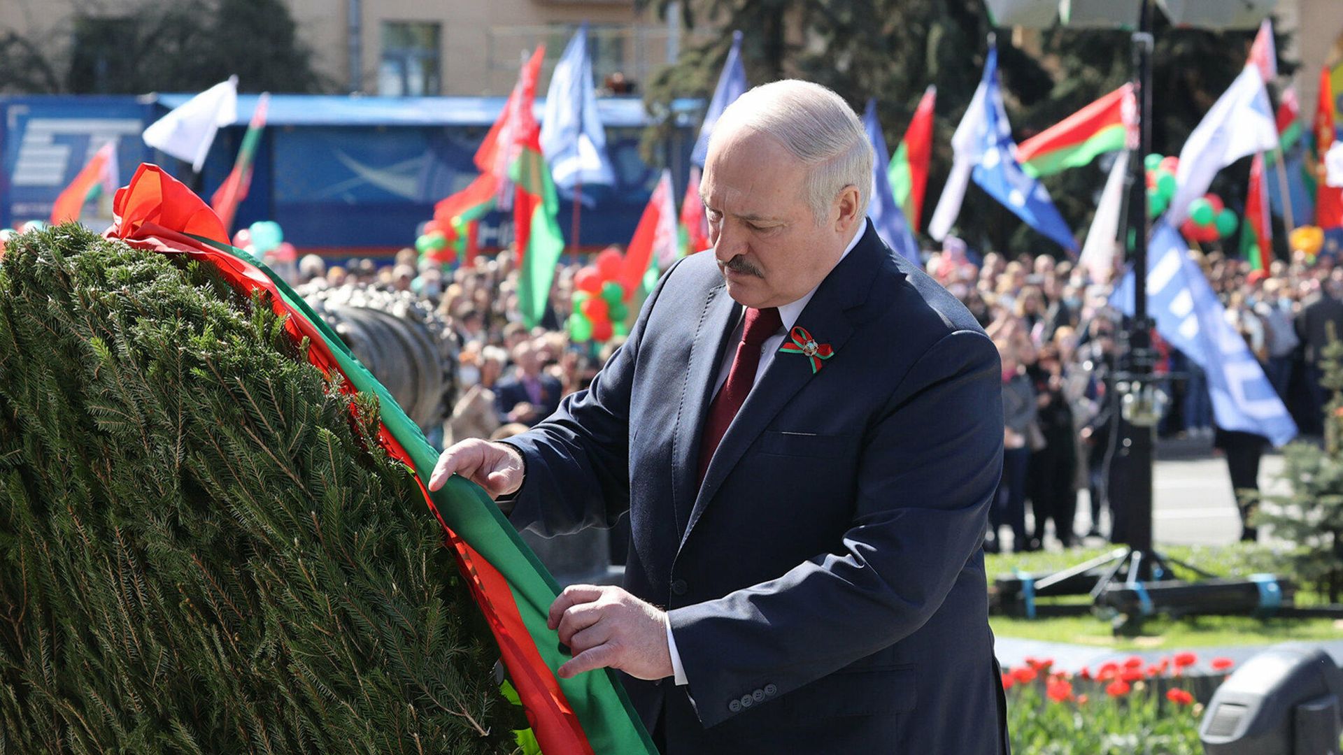 Президент Белоруссии Александр Лукашенко принимает участие в церемонии возложения цветов к монументу Победы в Минске - РИА Новости, 1920, 09.05.2021